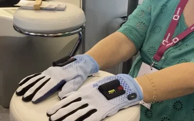 How to manage joint pain with an electronic glove treatment