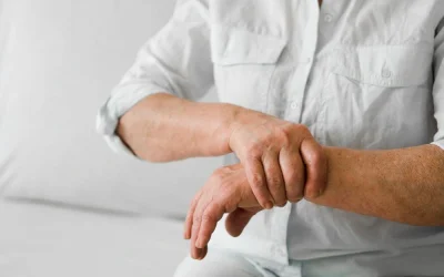 ¿Qué no debe hacer una persona con dolor articular en las manos?
